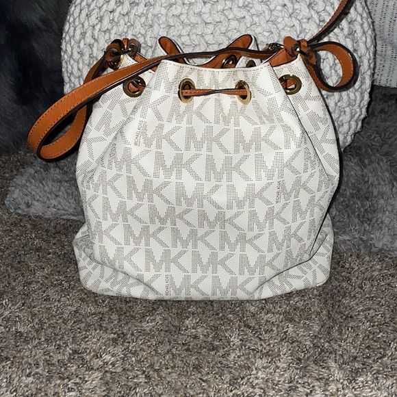 Michael kors draw string bag - Picture 3 of 8